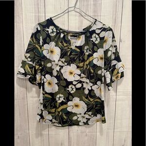 NEW YORK & COMPANY short sleeve green flower top / size M